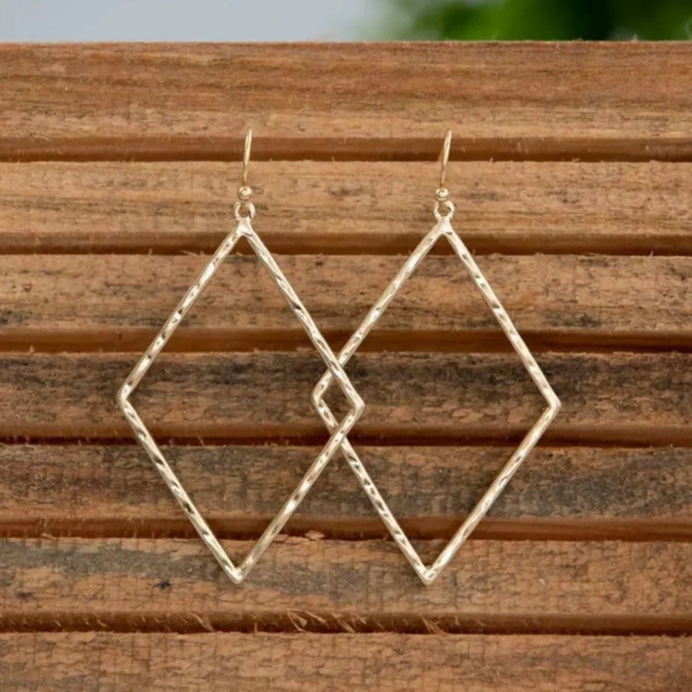 Gold tone 2” diamond shaped metal hammered dangle drop earrings geometric NEW - Picture 2 of 3